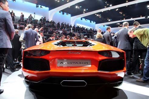 ฟังเสียงคำราม Lamborghini Aventador LP700-4 โชว์พาวระยะประชิด ผ่าน-ไม่ผ่าน?!