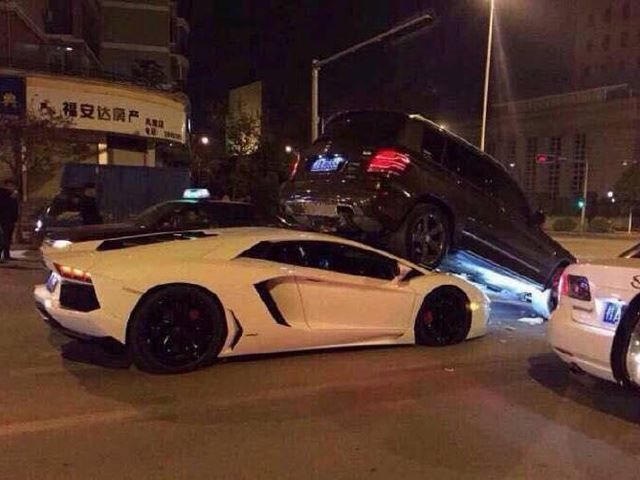 มาดูวิธียกรถ Mercedes-Benz GLK ด้วยรถ Lamborghini Aventador (ไม่ควรทำเป็นอย่างยิ่ง)