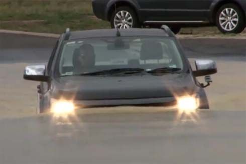 ไม่กลัวน้ำ! Ford Ranger 2012 กระบะแกร่งตัวใหม่ โชว์เหนือลุยน้ำลึกระดับ 0.8 เมตร