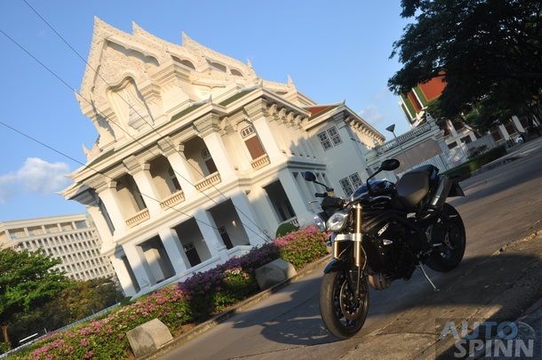 รีวิว Triumph Speed Triple 1050 ลองขี่เจ้าตั๊กแตนยักษ์ เสียงนุ่มลึก 3สูบ พละกำลังมีตามพิกัดตัว