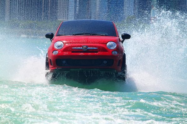 เจ๋งอีก ชม Fiat 500 ว่ายน้ำ บนอ่าวใน ซานฟรานซิสโก