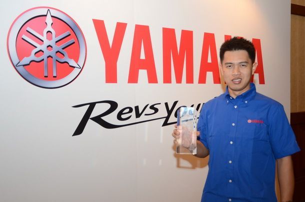 เดชา ไกรศาสตร์ รับรางวัล Yamaha Riders Award 2014