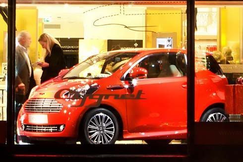 เปิดตัวแล้ว Aston Martin Cygnet หรูจิ๋วในร่าง iQ อวดโฉมในห้างสรรพสินค้า Harrods