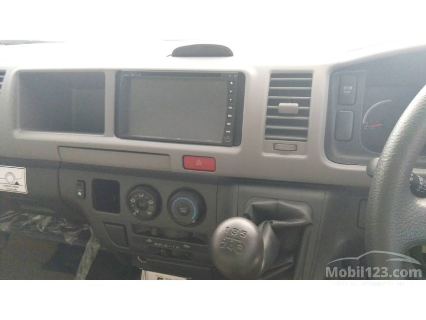 Jual Mobil  Toyota  Hiace  2013 High Grade Commuter 2 5 di 