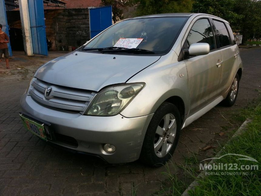 Jual Mobil Toyota IST 2004  1 3 di Jawa Timur Automatic 