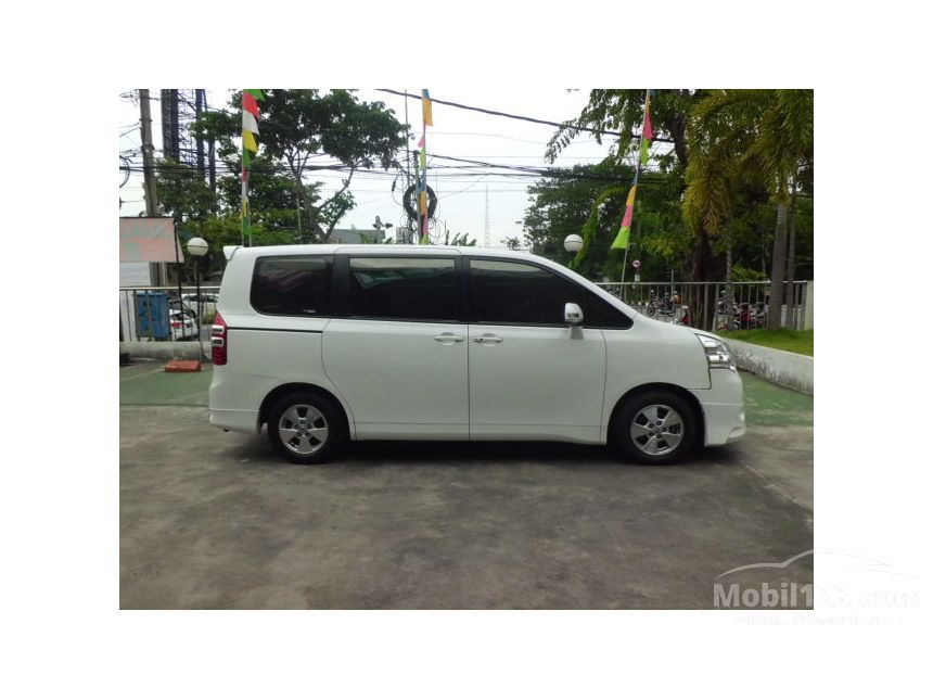 Jual Mobil Toyota NAV1 2013 Luxury V 2.0 di Jawa Timur 