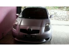 Mobil Yaris Matic Type E warna Silver tahun 2008