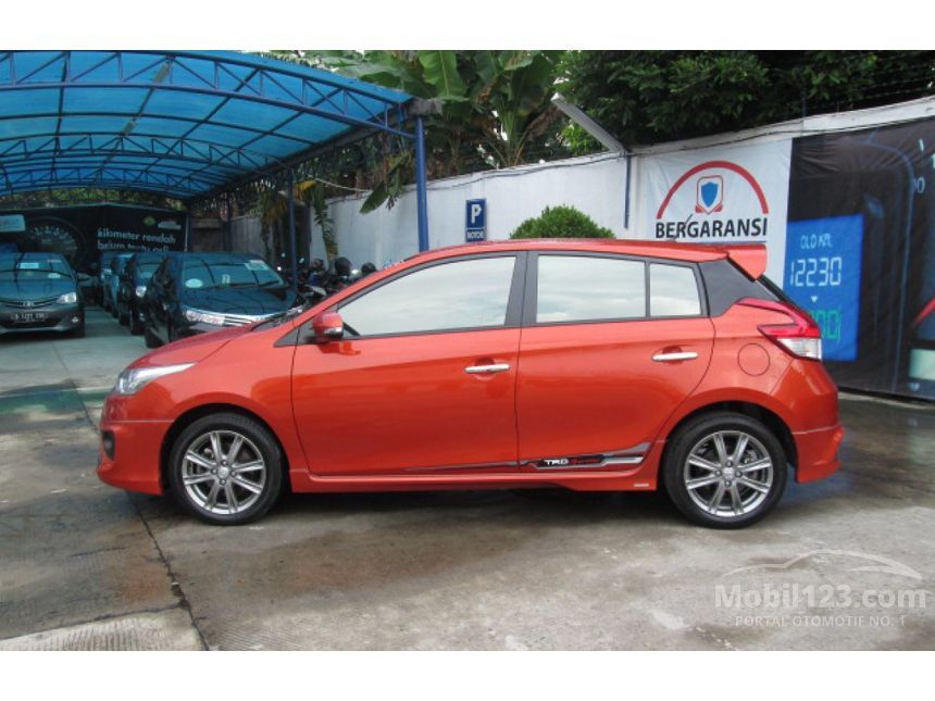 Foto Mobil  Toyota  Yaris Warna  Merah  Rommy Car