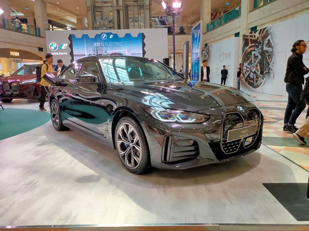 mobil listrik BMW i4