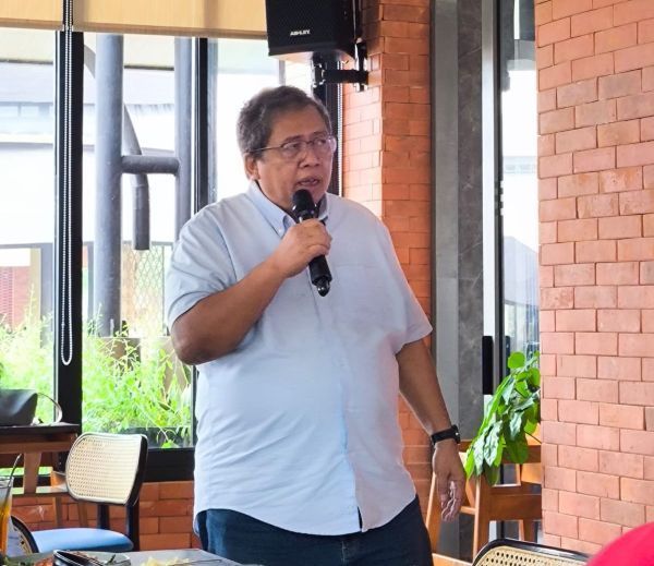 Direktur Teknik PT Sinar Armada Globalindo, Djoko Purwanto, sedang memaparkan hasil uji jalan dan spesifikasi minibus listrik SAG Max di acara media gathering