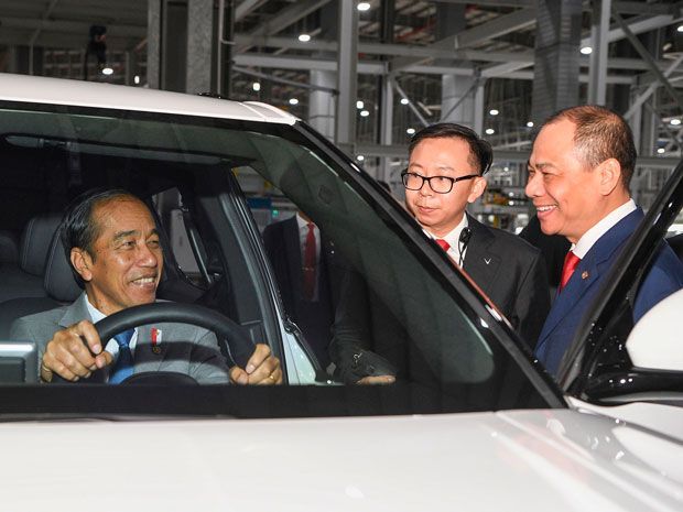 Presiden Jokowi di pabrik VinFast Vietnam