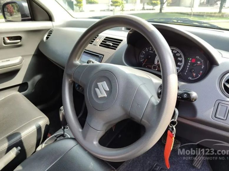 ampu indikator check engine, oli, dan sensor tekanan ban menyala di speedometer yang menjadi pertanda penyakit Suzuki Swift bekas pada kelistrikan.