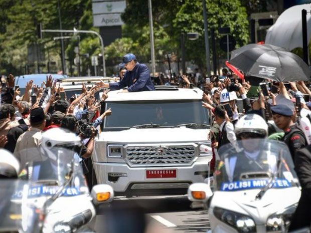 Prabowo Subianto naik Pindad Maung Garuda