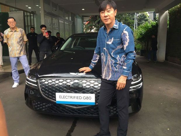 Pelatih Timnas Indonesia Shin Tae-yong dan mobil dinas dari Hyundai