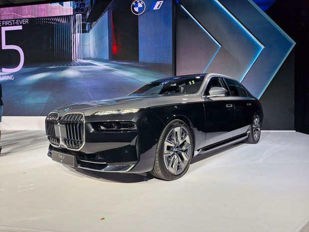 BMW i7 two tone