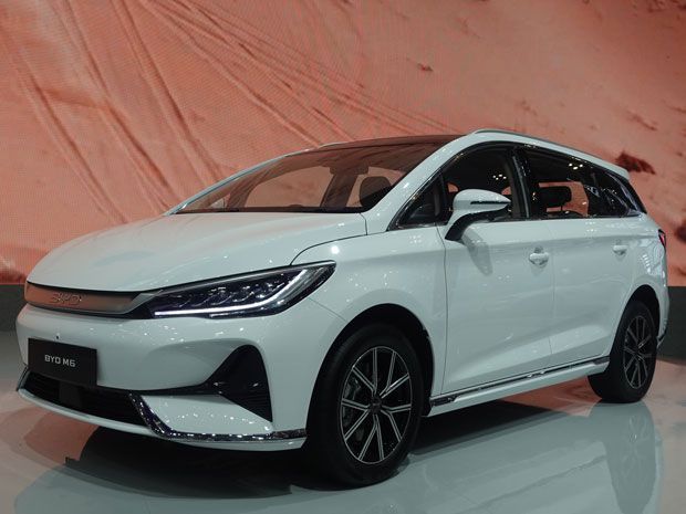 mobil listrik BYD M6