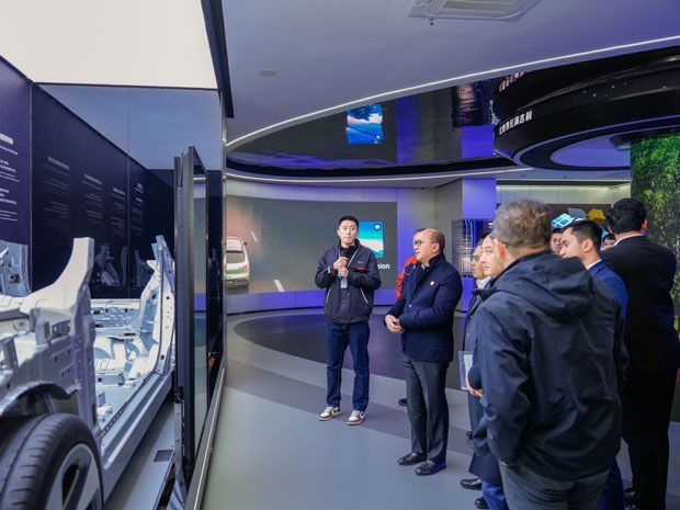 Menteri Investasi/Kepala BKPM Rosan Roeslani mendatangi kantor pusat Geely China Desember 2024