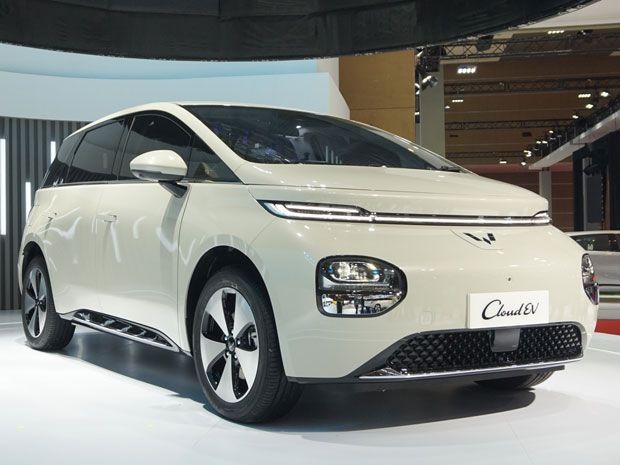 mobil listrik di IIMS 2024