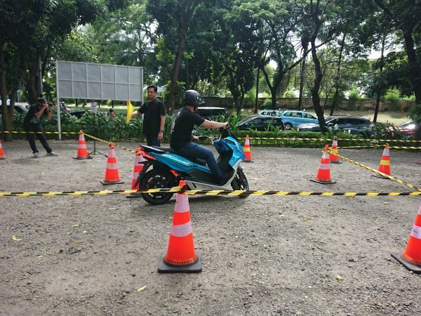 berkendara motor listrik