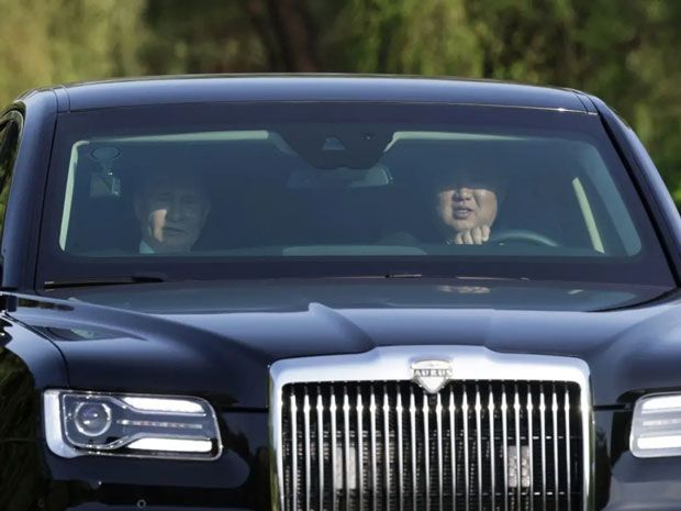 Kim Jong Un dan Vladimir Putin dalam Aurus Senat