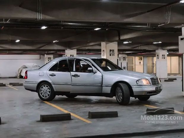 Mercedes-Benz C200