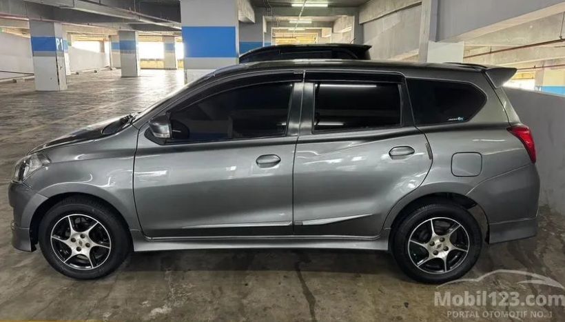 Datsun GO hatchback LCGC bekas warna silver terparkir