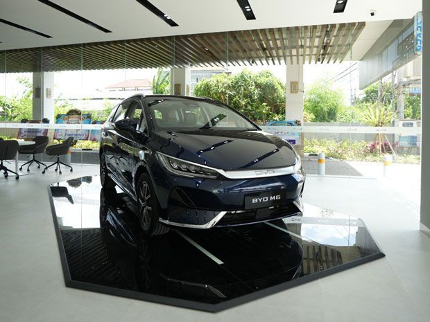 BYD M6