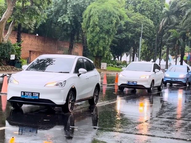 mobil listrik Neta V
