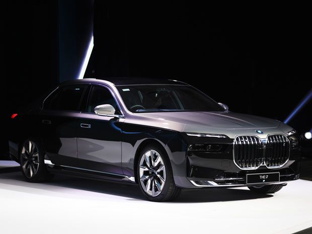 BMW i7