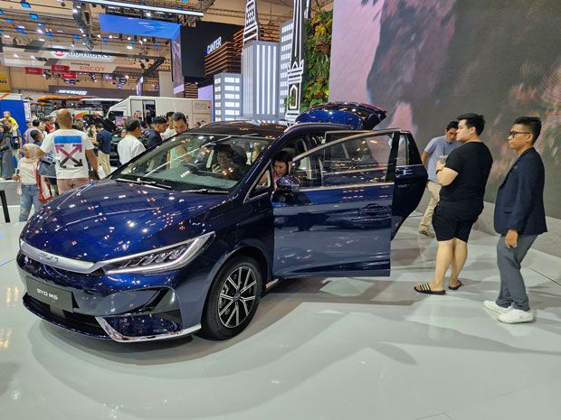 mobil listrik BYD M6