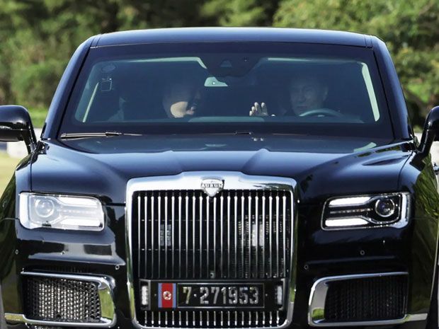 Aurus Senat hadiah Vladimir Putin untuk Kim Jong Un