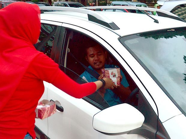 Ribuan Takjil Gratis dari Mobil123 untuk Pengendara Jakarta