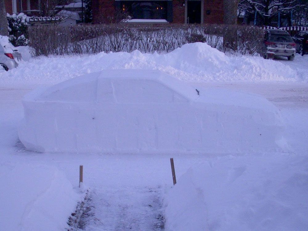 Replika Mobil dari Salju