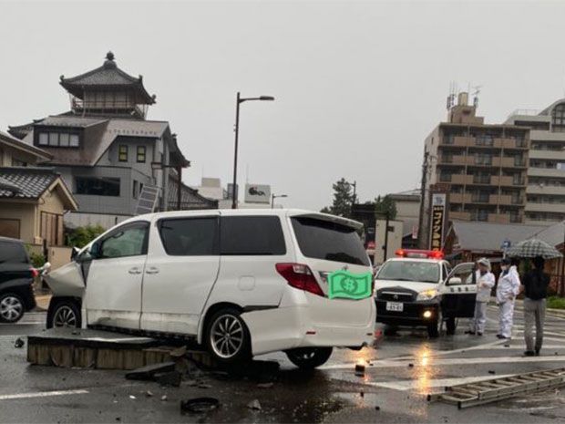 toyota alphard meledak dan terlontar ke udara