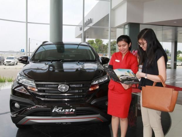 60903-ilustrasi_tenaga_penjual_dealer_toyota_melayani_calon_pembeli_mobil_3.jpg