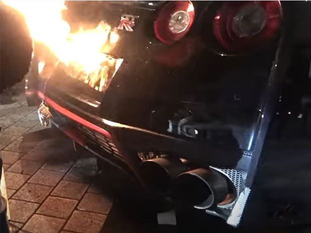 Kebanyakan Gaya, Nissan GT-R Terbakar Akibat Pamer Semburan Api dari Knalpot 