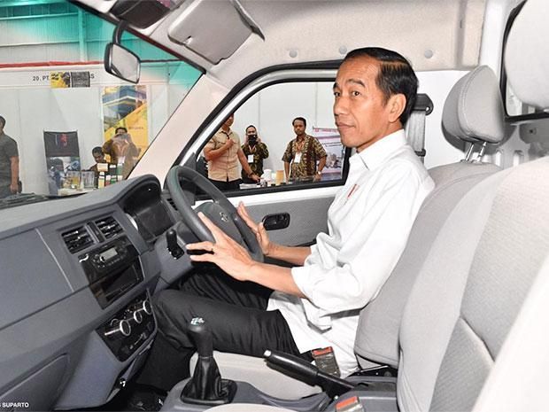 Presiden Joko Widodo Menaiki Esemka Bima pada September 2019