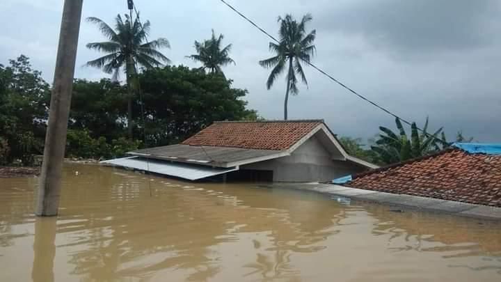 Komunitas Tosca Beri Bantuan Pada Korban Banjir di Karawang