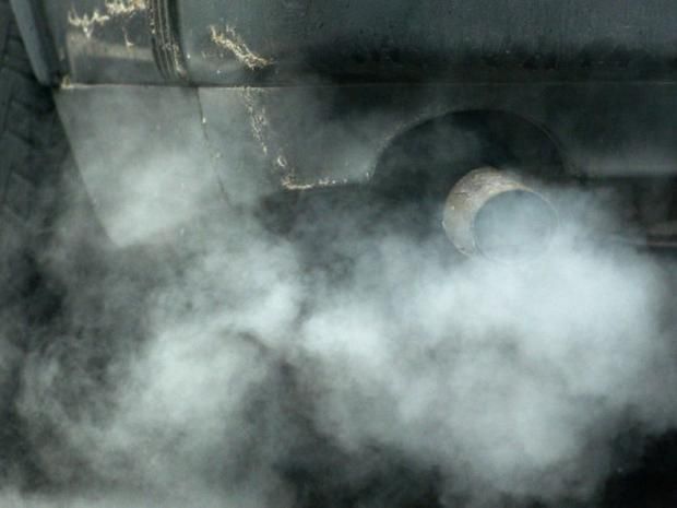 polusi asap dari knalpot mobil diesel