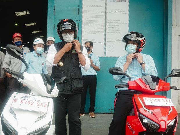 Gubernur Jawa Barat Ridwan Kamil Coba Motor Listrik Gesits