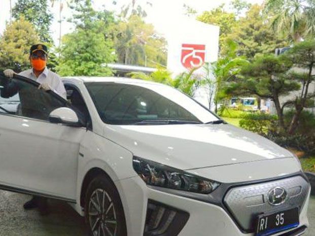 Hyundai Ioniq Mobil Listrik Kendaraan Dinas Menhub Budi Karya Sumadi