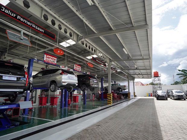 servis mobil di bengkel resmi Mitsubishi