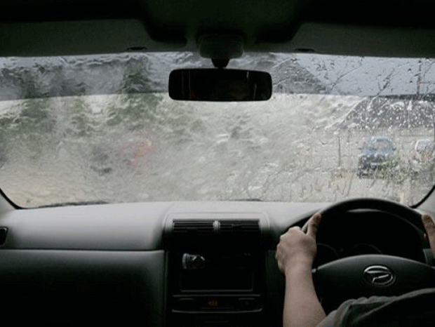 persiapkan mobil saat mengemudi di musim hujan