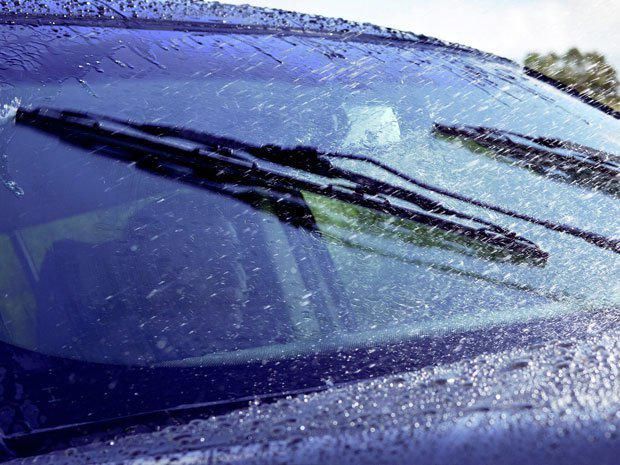 perawatan sederhana agar kaca mobil tak berjamur saat musim hujan