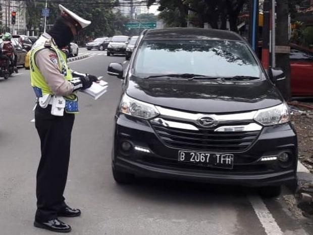 stiker pajak kendaraan bikin mobil dan motor menunggak pajak mudah ditilang