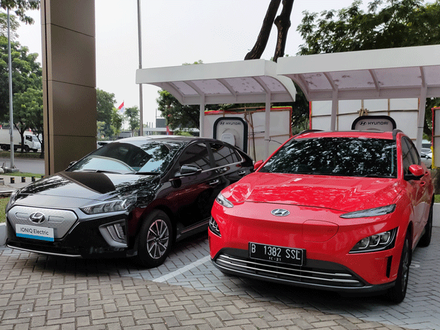 64667-dua-mobil-listrik-hyundai-ioniq-dan-kona-di-dealer-bintaro-3.gif