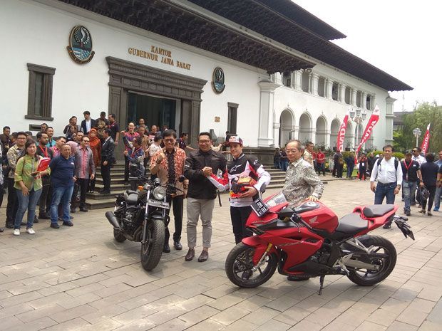Gubernur Jawa Barat Ridwan Kamil Bersama Pebalap MotoGP Marc Marquez pada 2019