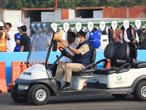 Jokowi dan Anies Baswedan di sirkuit Formula E Jakarta 2022