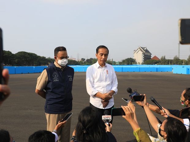 Jokowi dan Anies Baswedan di sirkuit Formula E Jakarta 2022
