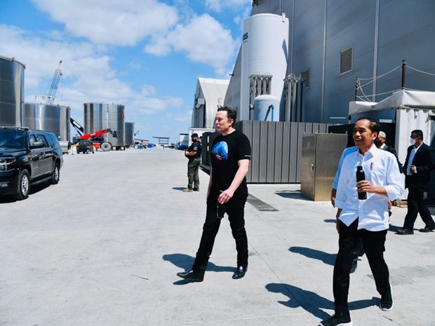 Presiden Jokowi dan Elon Musk di pabrik Space X Mei 2022